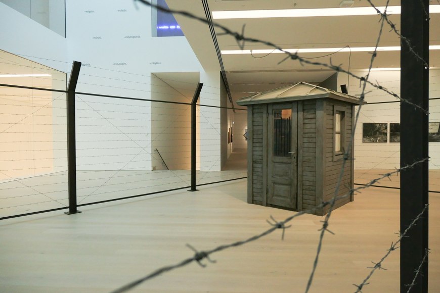 Hale Tenger,&nbsp;We didn&#039;t go outside; We were always on the outside/ We didn&#039;t go inside; We were always on the inside, 1995, Guard house found on site, barbed wire, pocket radio,, tea cup, fat, etc. and audio, 1400 x 600 x 240 cm