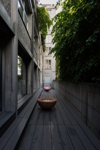 Asma Belhamar &amp;amp; Mays Albaik, Rakkaza, 2023, Multimedia Installation, concrete and wood