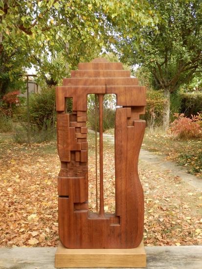 Chaouki Choukini, Luth, 2018, Iroko, 36 x 8 x 77 cm