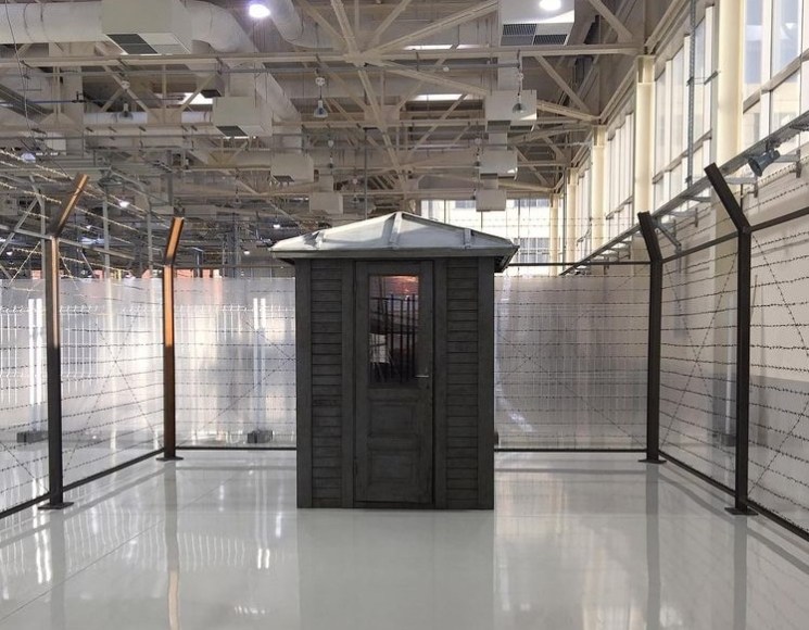 Hale Tenger,&nbsp;We didn&#039;t go outside; We were always on the outside/ We didn&#039;t go inside; We were always on the inside, 1995, Guard house found on site, barbed wire, pocket radio, tea cup, fat, etc. and audio, 1400 x 600 x 240 cm, Installaton view at Ural Industrial Biennial of Contemporary Art, Russia, 2021