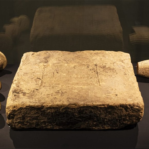 Michael Rakowitz: BeLonging, Installation view at Museum of Mediterranean and Near Eastern Antiquities, Stockholm, 2023