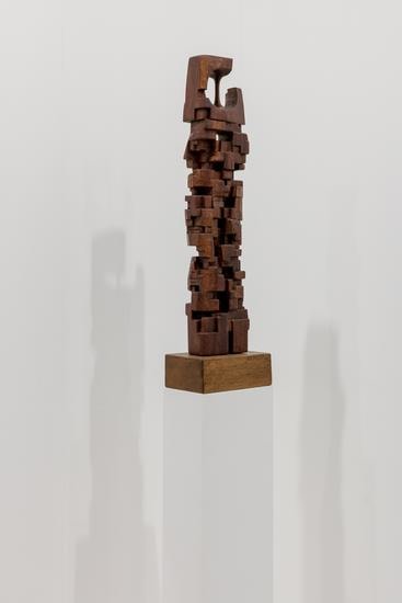 Chaouki Choukini, Personnage, 2017, Sipo, 64 x 7.5 x 13.5 cm