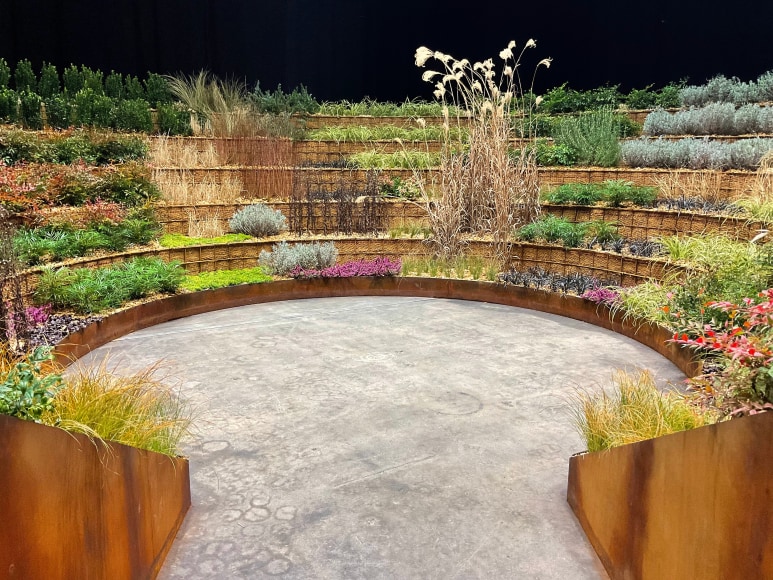 Meg Webster, Glen,&nbsp;1987/2022, earth, vegetation, steel mesh, hay bales