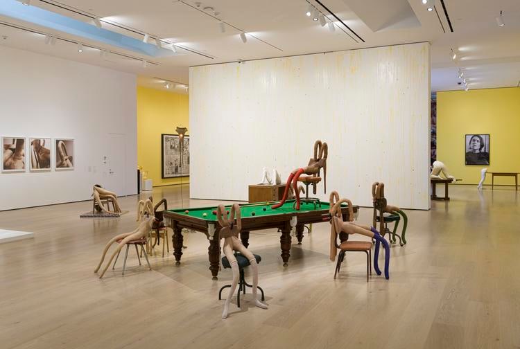  sarah lucas, vista de instalaci&oacute;n de&nbsp;au naturel,&nbsp;hammer museum, los &aacute;ngeles, 2019. foto: jeff mclane