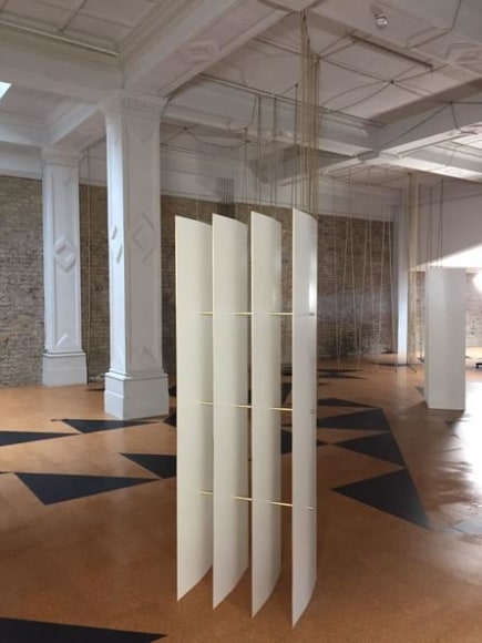 leonor antunes, vista de instalaci&oacute;n de the frisson of the togetherness, whitechapel gallery, londres, 2017