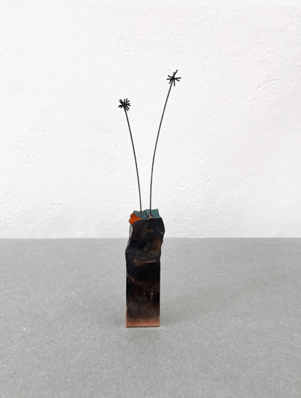 petrit halilaj abetare (stars), 2025 bronce, p&aacute;tina