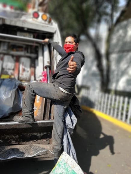 recogedor de basura con cubrebocas de tela reutilizable de carlos amorales,&nbsp;ciudad de m&eacute;xico, 2020