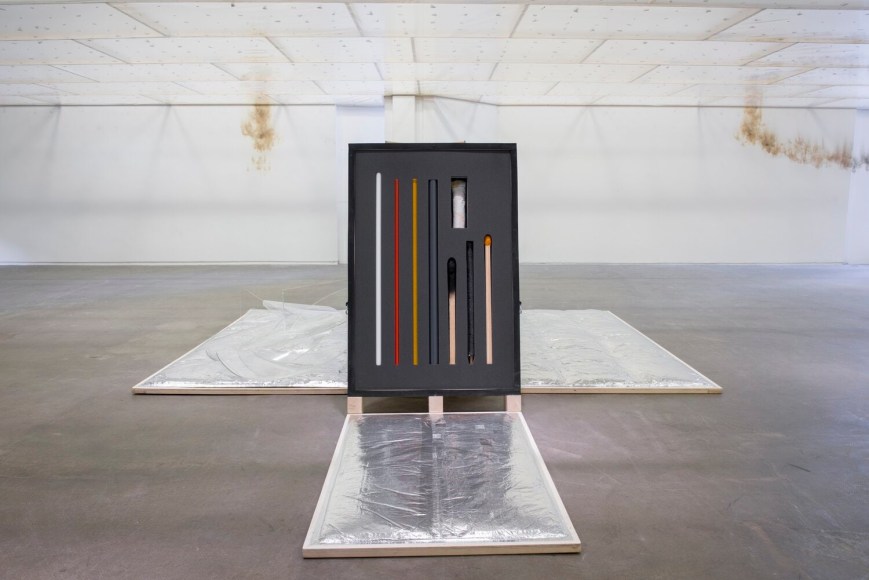 gabril kuri, vista de instalaci&oacute;n de&nbsp;spending static to save gas, douglas hyde gallery, dubl&iacute;n, 2020. foto: louis haugh&nbsp;