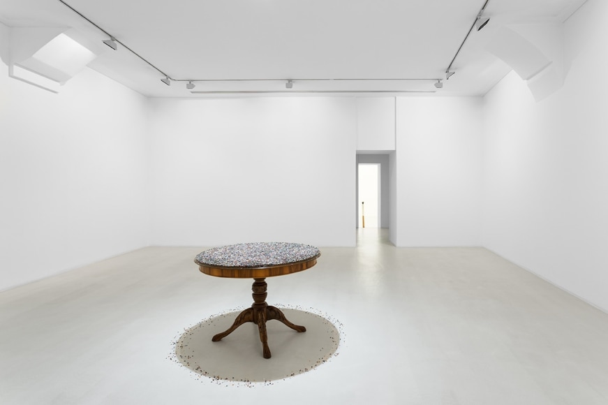 jimmie durham,&nbsp;do you say i am lying?, 1995. foto: bruno lopes&nbsp;