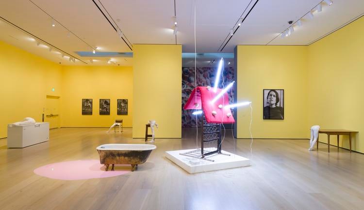  sarah lucas, vista de instalaci&oacute;n de&nbsp;au naturel,&nbsp;hammer museum, los &aacute;ngeles, 2019. foto: jeff mclane