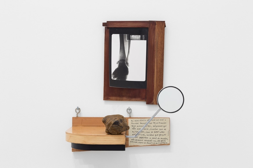 jimmie durham,&nbsp;do you say i am lying?, 1995. foto: bruno lopes&nbsp;