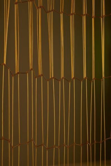 leonor antunes, vista de instalaci&oacute;n de&nbsp;the frisson of the togetherness, whitechapel gallery, londres, 2017