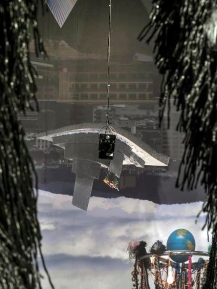 haegue yang, vista de instalaci&oacute;n triple vita nestings, institute of modern art, brisbane, 2018