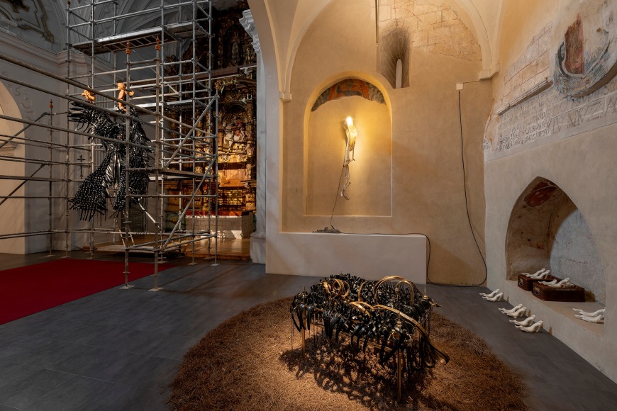 vista de instalaci&oacute;n b&aacute;rbara s&aacute;nchez-kane:&nbsp;&iquest;cu&aacute;ntos &aacute;ngeles caben en la punta de un alfiler?, collegium, 2025. foto: roberto ruiz