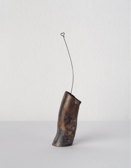 petrit halilaj abetare (heart), 2025 bronce, p&aacute;tina