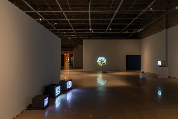  minerva cuevas, installation view of&nbsp;dissidencia, galpao vb, sao paulo, 2018