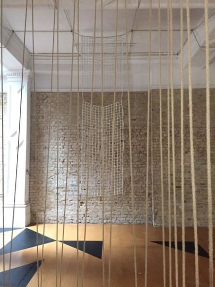 leonor antunes, vista de instalaci&oacute;n de the frisson of the togetherness, whitechapel gallery, londres, 2017