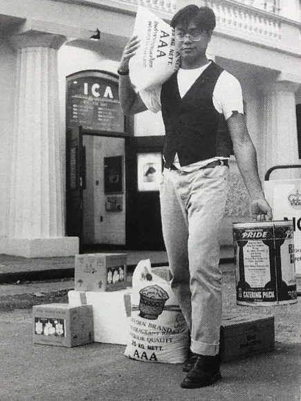 rirkrit tiravanija sin t&iacute;tulo&nbsp;(the form of the flower is unknown to the seed) en the institute of contemporary arts durante la exhibici&oacute;n de&nbsp;real time, london,&nbsp;1993