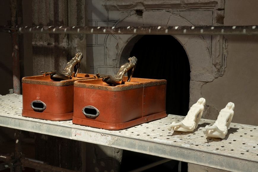 vista de instalaci&oacute;n b&aacute;rbara s&aacute;nchez-kane:&nbsp;&iquest;cu&aacute;ntos &aacute;ngeles caben en la punta de un alfiler?, collegium, 2025. foto: roberto ruiz