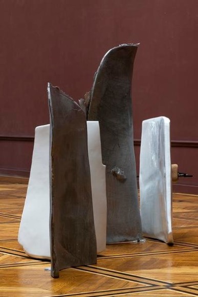 nairy baghramian, installation view of&nbsp;maintainers, beaux-arts, festival d&#039;automne, paris, 2018