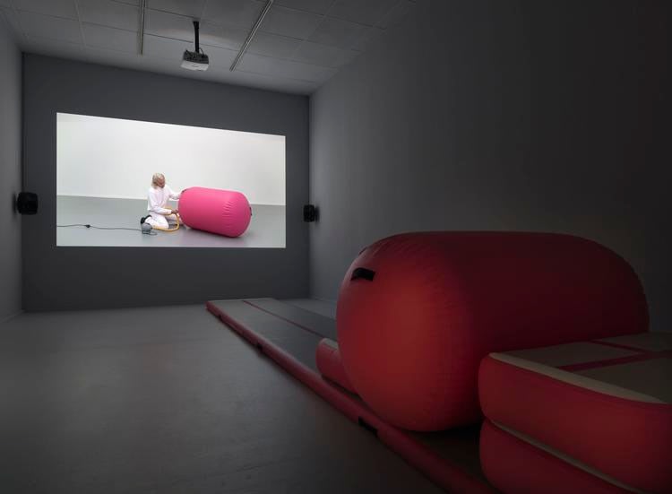alexandra bachzetsis, vista de instalaci&oacute;n de&nbsp;instruction pieces,&nbsp;neuer berliner kunstverein, berl&iacute;n, 2019 foto: jens ziehe