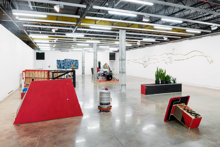 abraham cruzvillegas, installation view of&nbsp;hi, how are you, gonzo?, the contemporary austin, austin, 2019