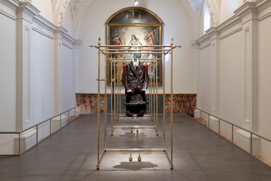 vista de instalaci&oacute;n b&aacute;rbara s&aacute;nchez-kane:&nbsp;&iquest;cu&aacute;ntos &aacute;ngeles caben en la punta de un alfiler?, collegium, 2025. foto: roberto ruiz