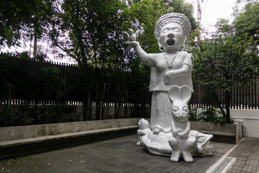 installation view minerva cuevas: coqu&iacute;n, museo de arte carrillo gil, mexico city. photo: josu&eacute; pasten