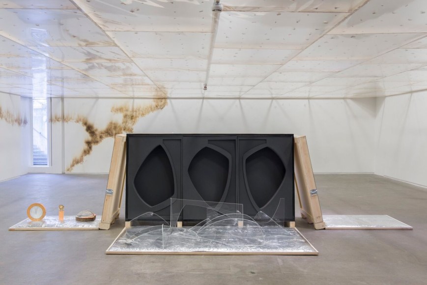 gabril kuri, vista de instalaci&oacute;n de&nbsp;spending static to save gas, douglas hyde gallery, dubl&iacute;n, 2020. foto: louis haugh&nbsp;