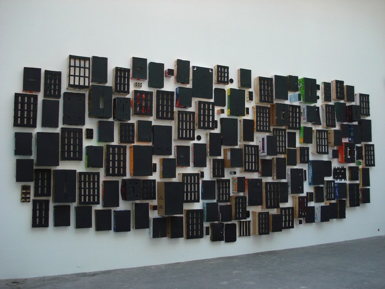 abraham cruzvillegas, vista de instalaci&oacute;n de haussmannian leftovers: richard lenoir, excepciones normales: arte contempor&aacute;neo en m&eacute;xico, museo jumex, ciudad de m&eacute;xico, 2021