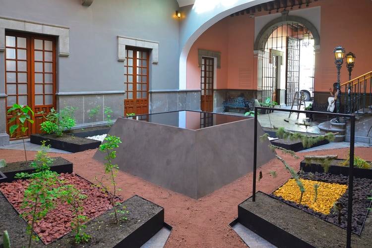 mariana castillo deball, installation view in tlilli in tlapalli, museo amparo, puebla, 2018