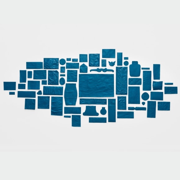 abraham cruzvillegas.&nbsp;autorretrato ciego escuchando &lsquo;marquee moon&rsquo; de television, mientras espero a una de mis mejores amigas, para ir a comernos un pollito rostizado con la chamacada (con su ensalada de quelites, sus frijolitos flor de mayo y su salsa borracha), leyendo &lsquo;realismo capitalista&rsquo; de mark fisher, un regalo del tigre, tratando de meterme en la cabeza algunos conceptos que vinieron hoy a la conversación en una bodega, y que describirían técnicamente mi situación: ser un proveedor externo que intentaba escudriñar en los pasivos, para integrarlos a un capital cultural, y luego regresarlos para su licitación pública, todavía imaginando que es posible construir un futuro más caleidoscópico, 2024. blue acrylic paint on newspaper clippings, cardboard, photographs, drawings, postcards, envelopes, tickets, vouchers, letters, drawings, posters, flyers, cards, recipes, napkins and steel pins on wall