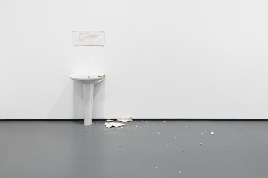 jimmie durham,&nbsp;do you say i am lying?, 1995. foto: bruno lopes&nbsp;