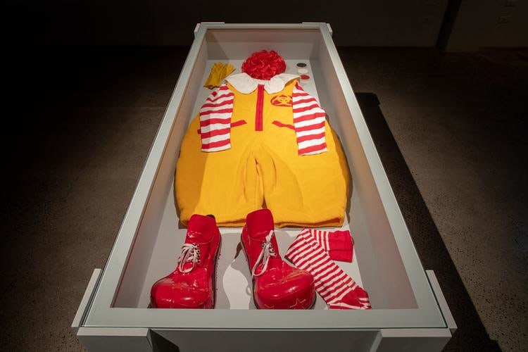  minerva cuevas, installation view of&nbsp;dissidencia, galpao vb, sao paulo, 2018