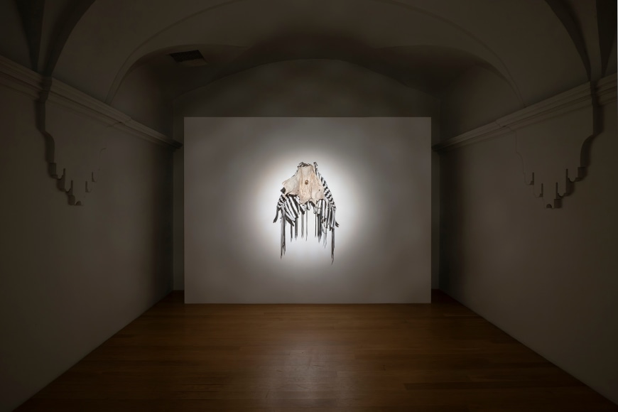 vista de instalaci&oacute;n b&aacute;rbara s&aacute;nchez-kane:&nbsp;&iquest;cu&aacute;ntos &aacute;ngeles caben en la punta de un alfiler?, collegium, 2025. foto: roberto ruiz