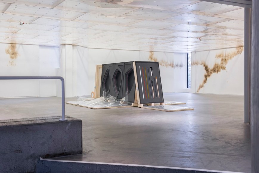 gabril kuri, vista de instalaci&oacute;n de&nbsp;spending static to save gas, douglas hyde gallery, dubl&iacute;n, 2020. foto: louis haugh&nbsp;