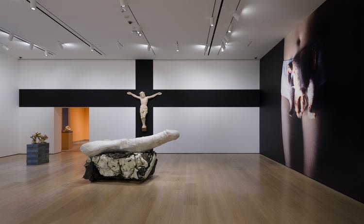  sarah lucas, vista de instalaci&oacute;n de&nbsp;au naturel,&nbsp;hammer museum, los &aacute;ngeles, 2019. foto: jeff mclane