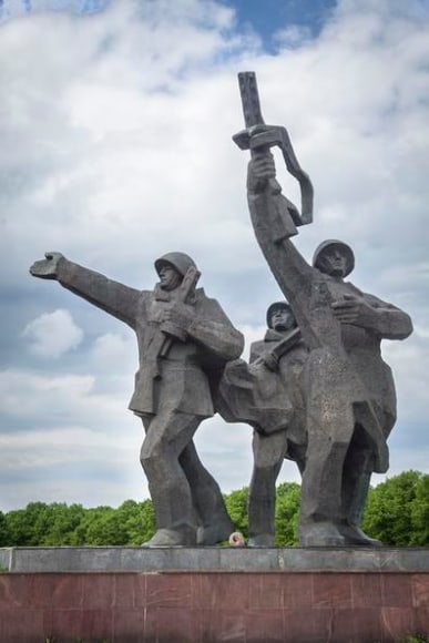 adrian villar rojas, installation view of&nbsp;in riboca, riga biennial, riga, 2018