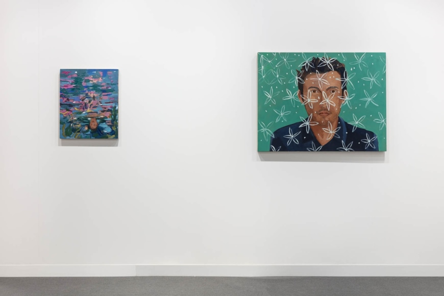 roberto gil de montes solo booth en paris+ par art basel, 2023. foto de mark blower