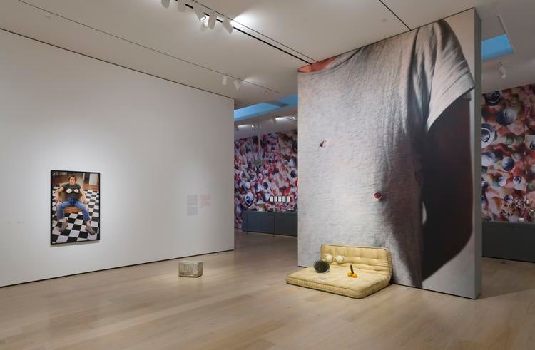  sarah lucas, vista de instalaci&oacute;n de&nbsp;au naturel,&nbsp;hammer museum, los &aacute;ngeles, 2019. foto: jeff mclane