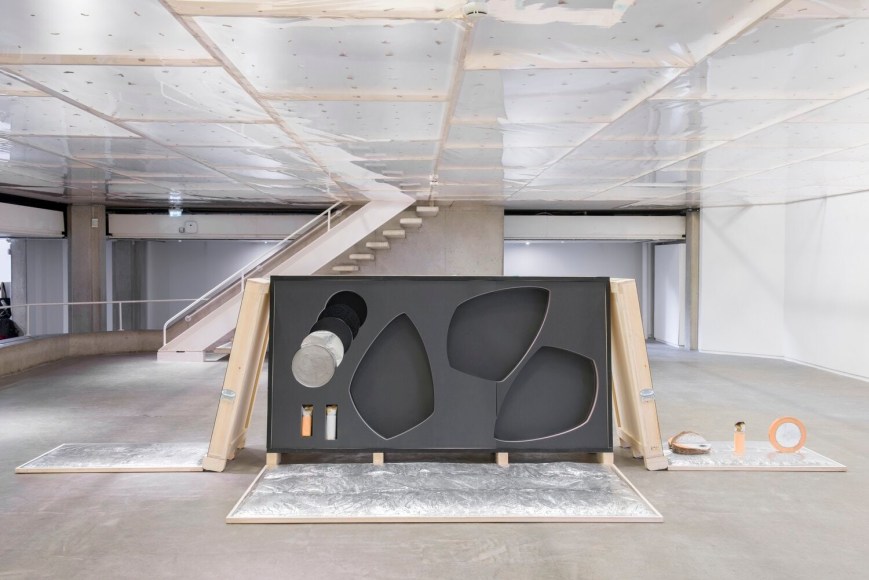 gabril kuri, vista de instalaci&oacute;n de&nbsp;spending static to save gas, douglas hyde gallery, dubl&iacute;n, 2020. foto: louis haugh&nbsp;