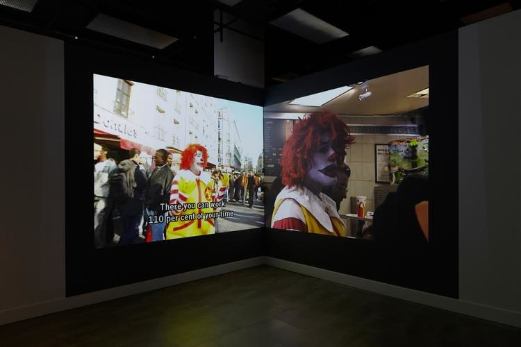 minerva cuevas, vista de instalaci&oacute;n de&nbsp;disidencia, mishkin gallery, nueva york, 2019&nbsp;foto:&nbsp;isabel asha penzlien