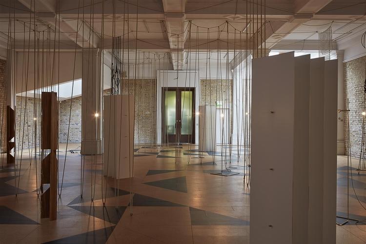 leonor antunes, vista de instalaci&oacute;n de the frisson of the togetherness, whitechapel gallery, londres, 2017