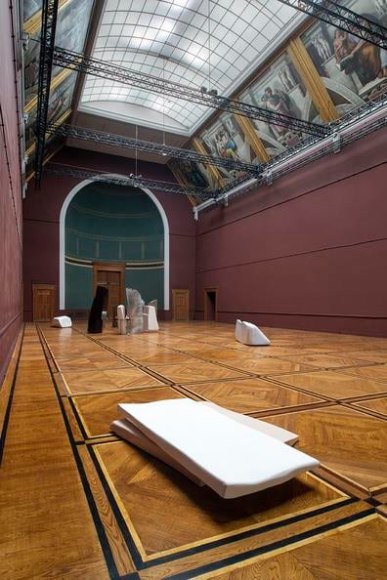 nairy baghramian, installation view of&nbsp;maintainers, beaux-arts, festival d&#039;automne, paris, 2018