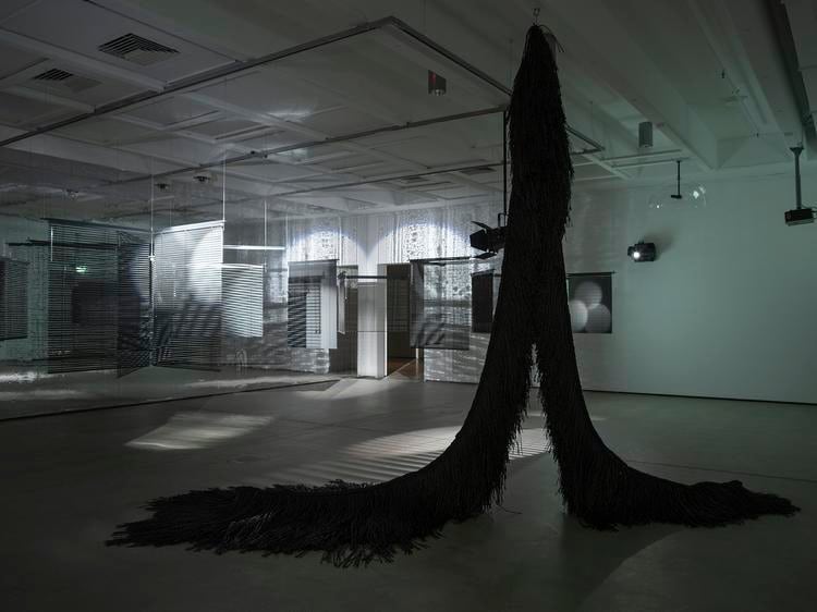 haegue yang, vista de instalaci&oacute;n triple vita nestings, institute of modern art, brisbane, 2018