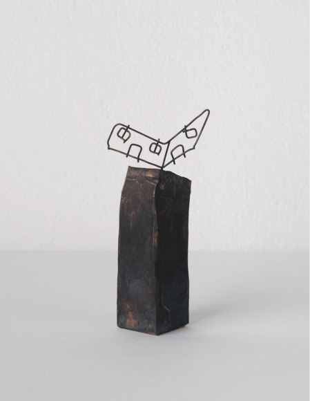 petrit halilaj abetare (house), 2025 bronce, p&aacute;tina