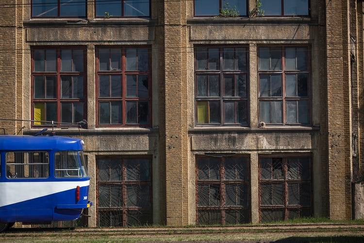 adrian villar rojas, installation view of&nbsp;in riboca, riga biennial, riga, 2018