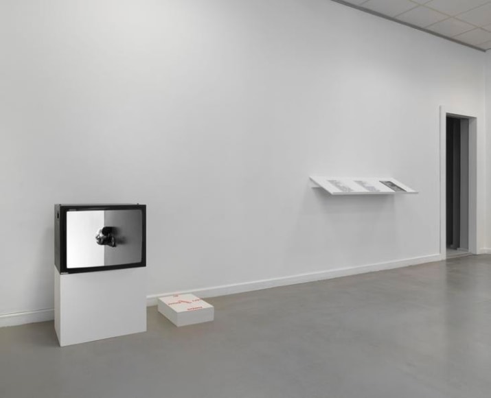 alexandra bachzetsis, vista de instalaci&oacute;n de&nbsp;instruction pieces,&nbsp;neuer berliner kunstverein, berl&iacute;n, 2019