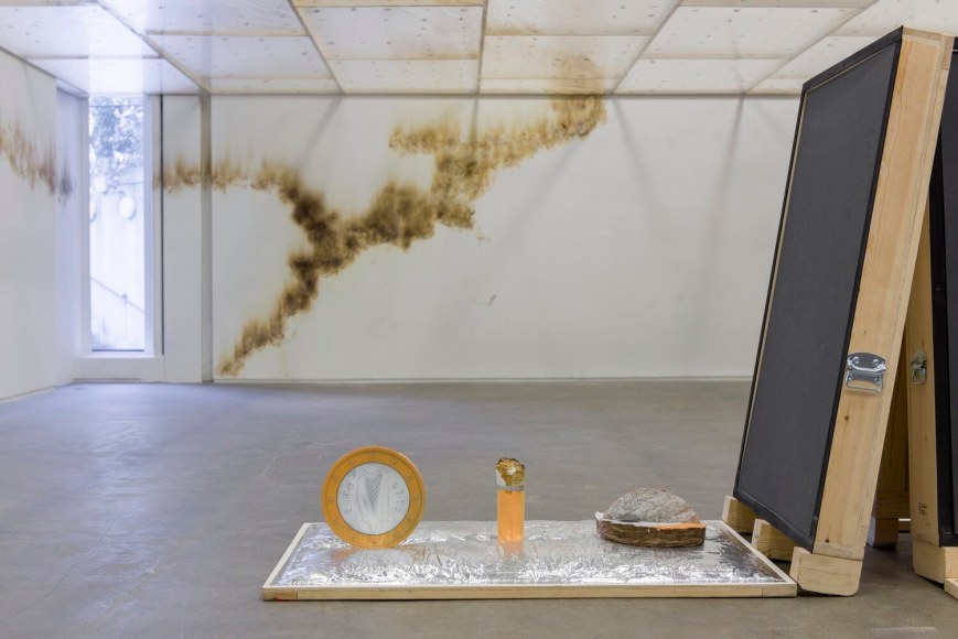 gabril kuri, vista de instalaci&oacute;n de&nbsp;spending static to save gas, douglas hyde gallery, dubl&iacute;n, 2020. foto: louis haugh&nbsp;