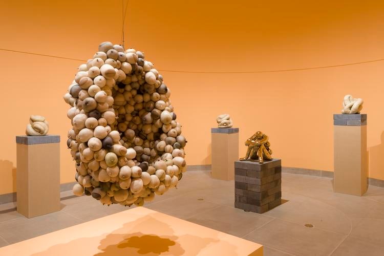  sarah lucas, vista de instalaci&oacute;n de&nbsp;au naturel,&nbsp;hammer museum, los &aacute;ngeles, 2019. foto: jeff mclane